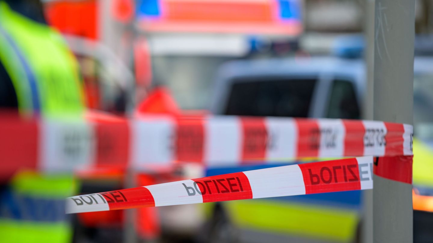 In Freiburg wurde eine leblose Person in einem Gebüsch gefunden. (Symbolbild) Foto: Jonas Walzberg/dpa