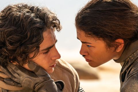 Chani (Zendaya) gibt dem hadernden Paul (Timothée Chalamet) Halt und führt ihn in die Lebensweise in der Wüste ein.