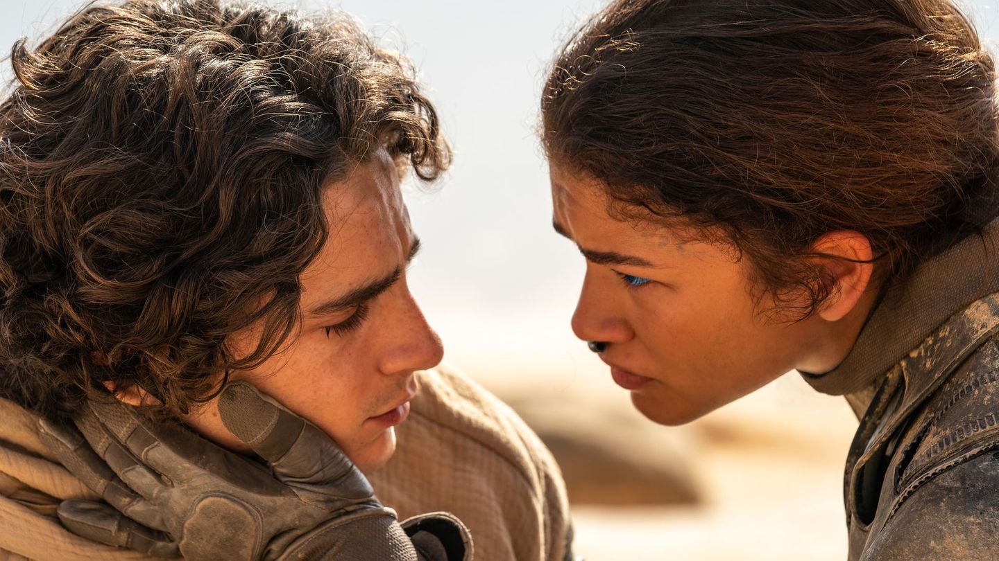 Chani (Zendaya) gibt dem hadernden Paul (Timothée Chalamet) Halt und führt ihn in die Lebensweise in der Wüste ein.
