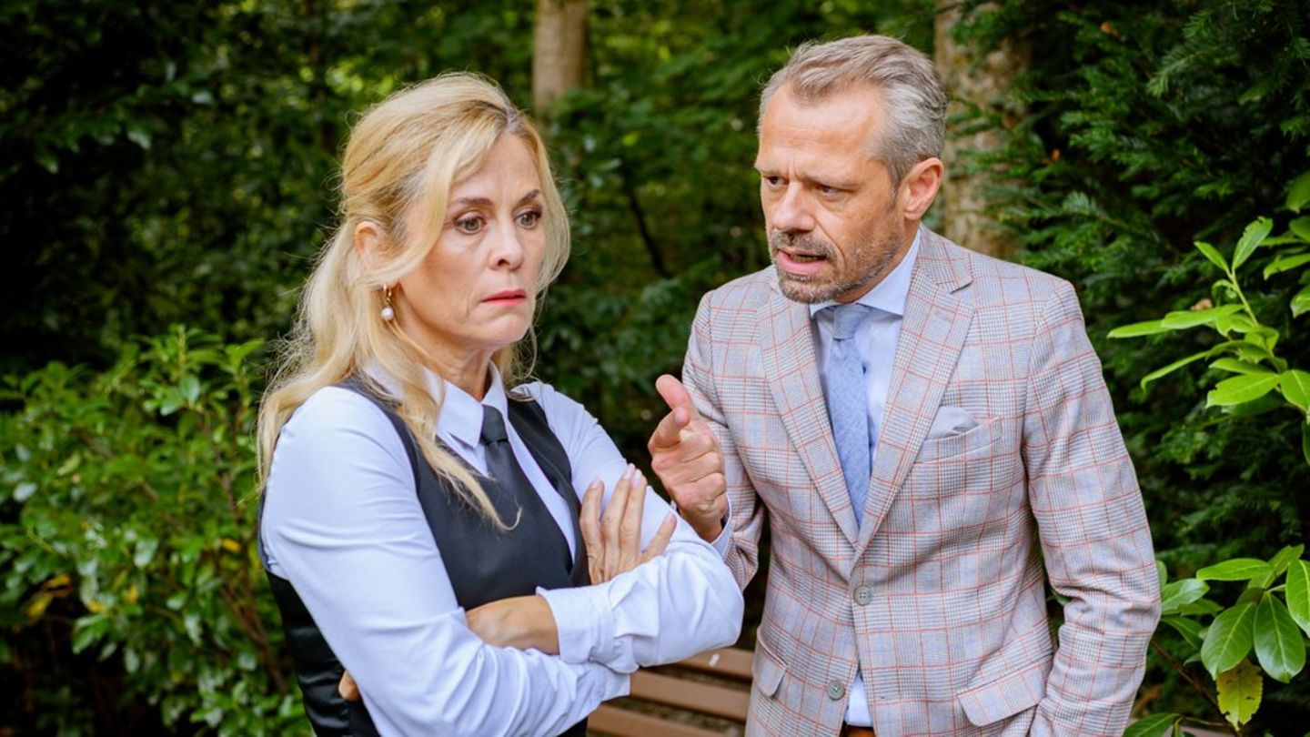 "Sturm der Liebe": Erik (r.) erkennt gedemütigt, dass in Wahrheit Yvonne seinen Podcast sponsert.