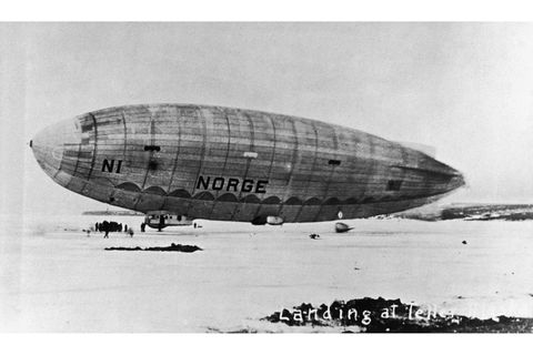 Das Luftschiff „Norge“ ist auf einem Schneefeld gelandet.