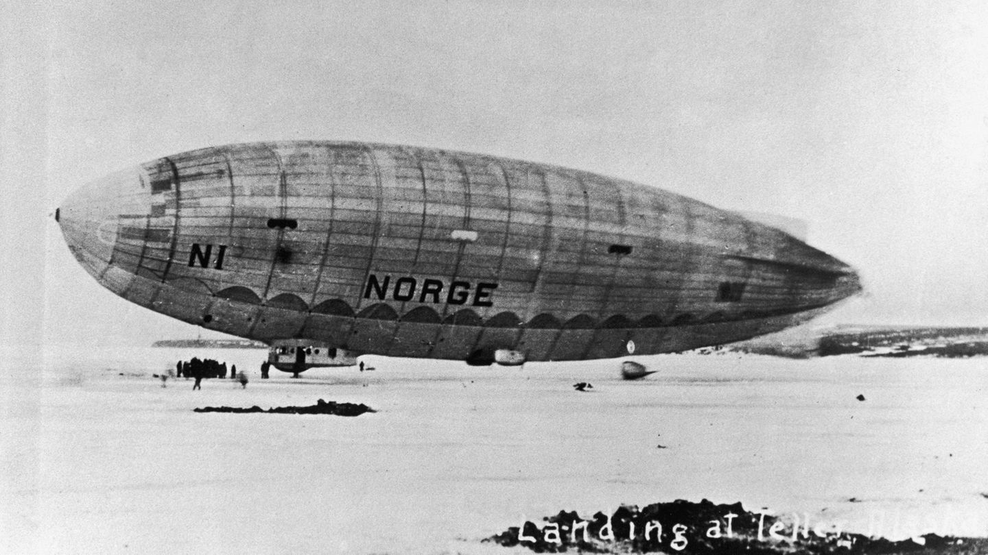 Das Luftschiff „Norge“ ist auf einem Schneefeld gelandet.