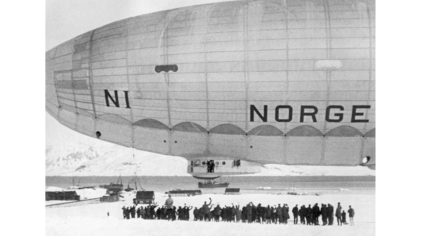 Eine Menschenmenge winkt dem startenden Luftschiff "Norge" zu.