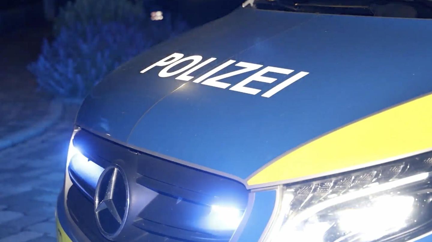 Mordermittlung bei Aachen: Mann stirbt nach Schüssen vor Wohnhaus – Polizei leitet Großfahndung ein