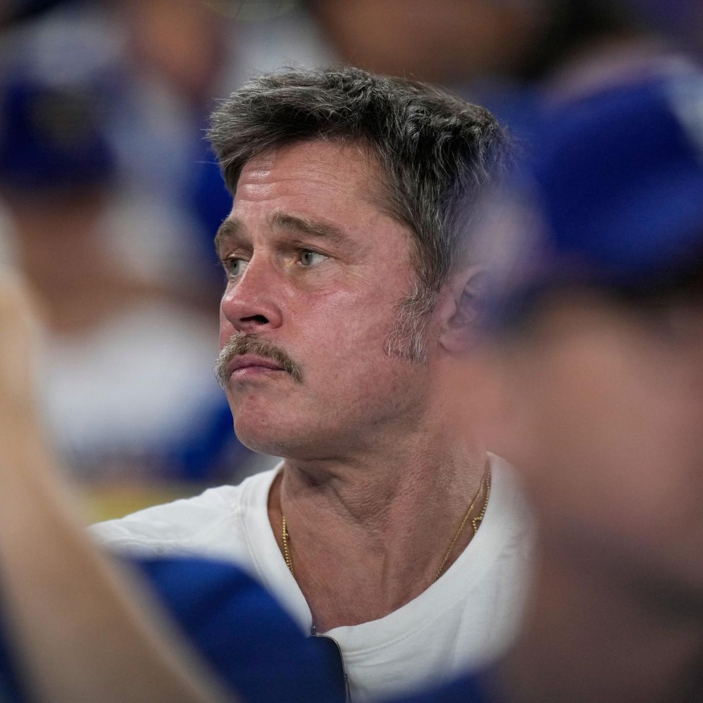 Brad Pitt schaut mit gerunzelter Stirn an der Kamera vorbei