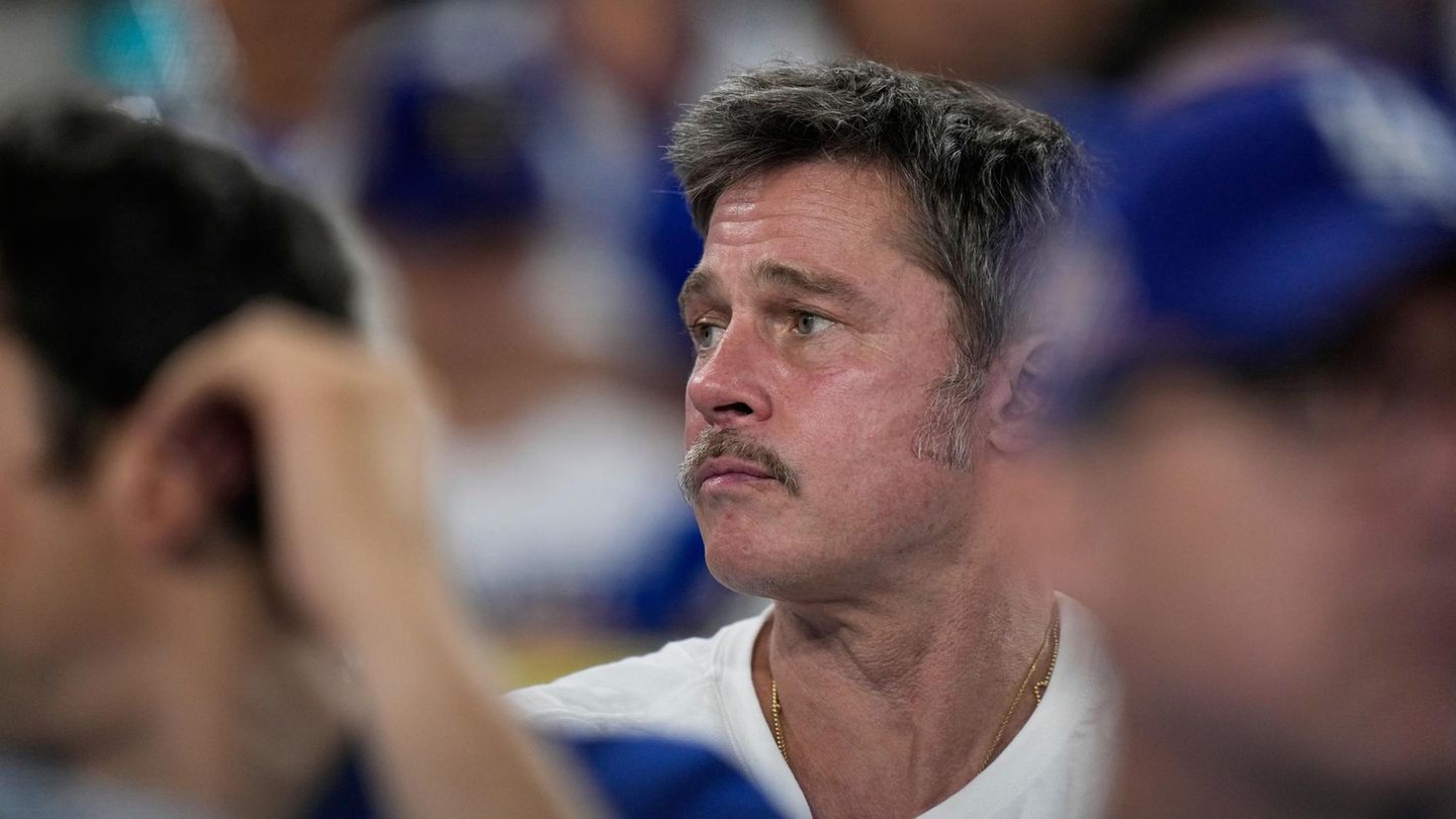 Brad Pitt schaut mit gerunzelter Stirn an der Kamera vorbei