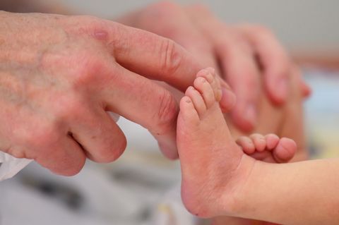 Männer in Deutschland werden immer später Vater. (Symbolbild) Foto: Hendrik Schmidt/dpa