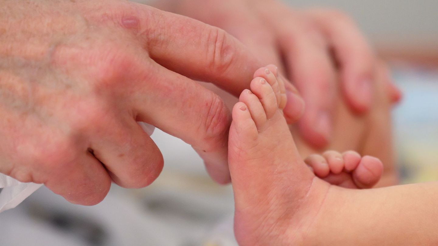 Männer in Deutschland werden immer später Vater. (Symbolbild) Foto: Hendrik Schmidt/dpa