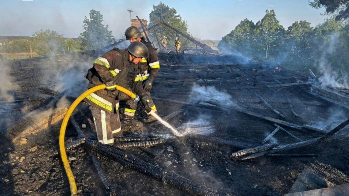 Feuerwehrleute löschen Brand in der Region Kiew