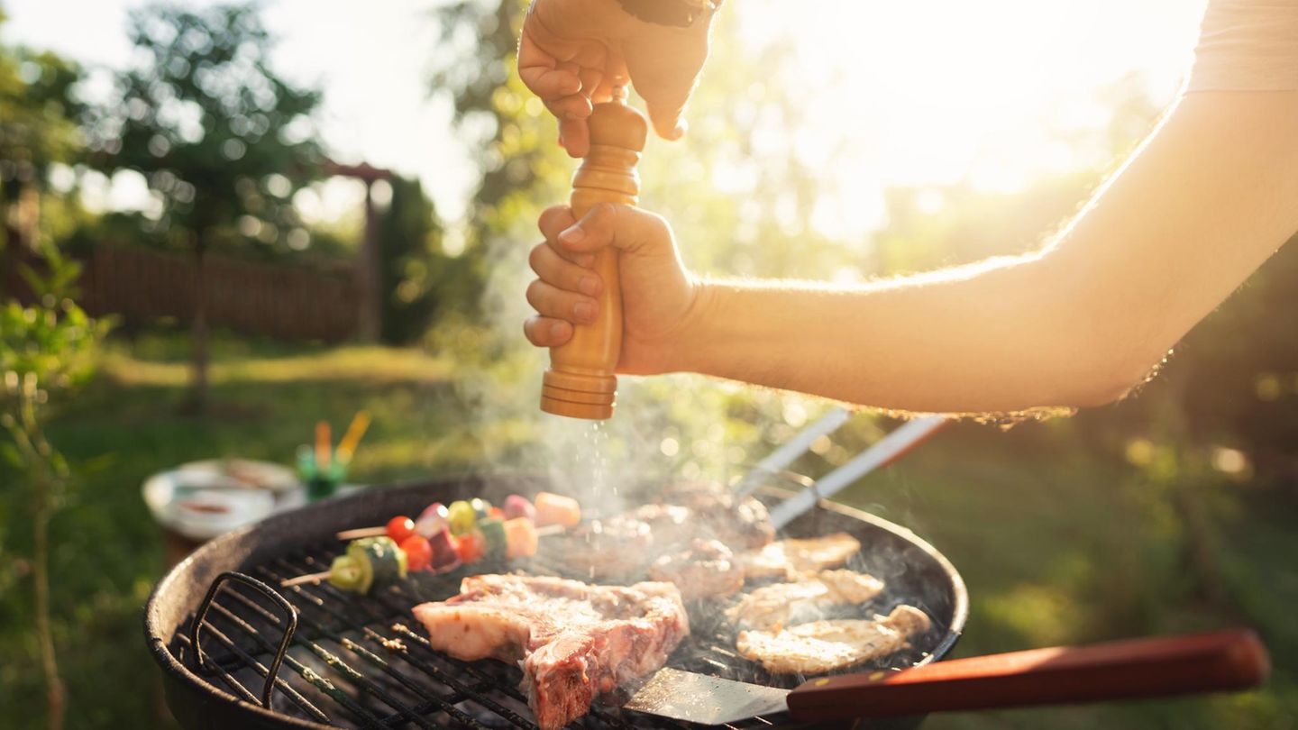 Holzkohlegrill mit Aktivbelüftung in der Abendsonne
