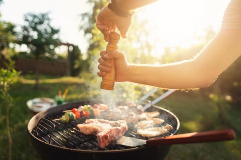Holzkohlegrill mit Aktivbelüftung in der Abendsonne