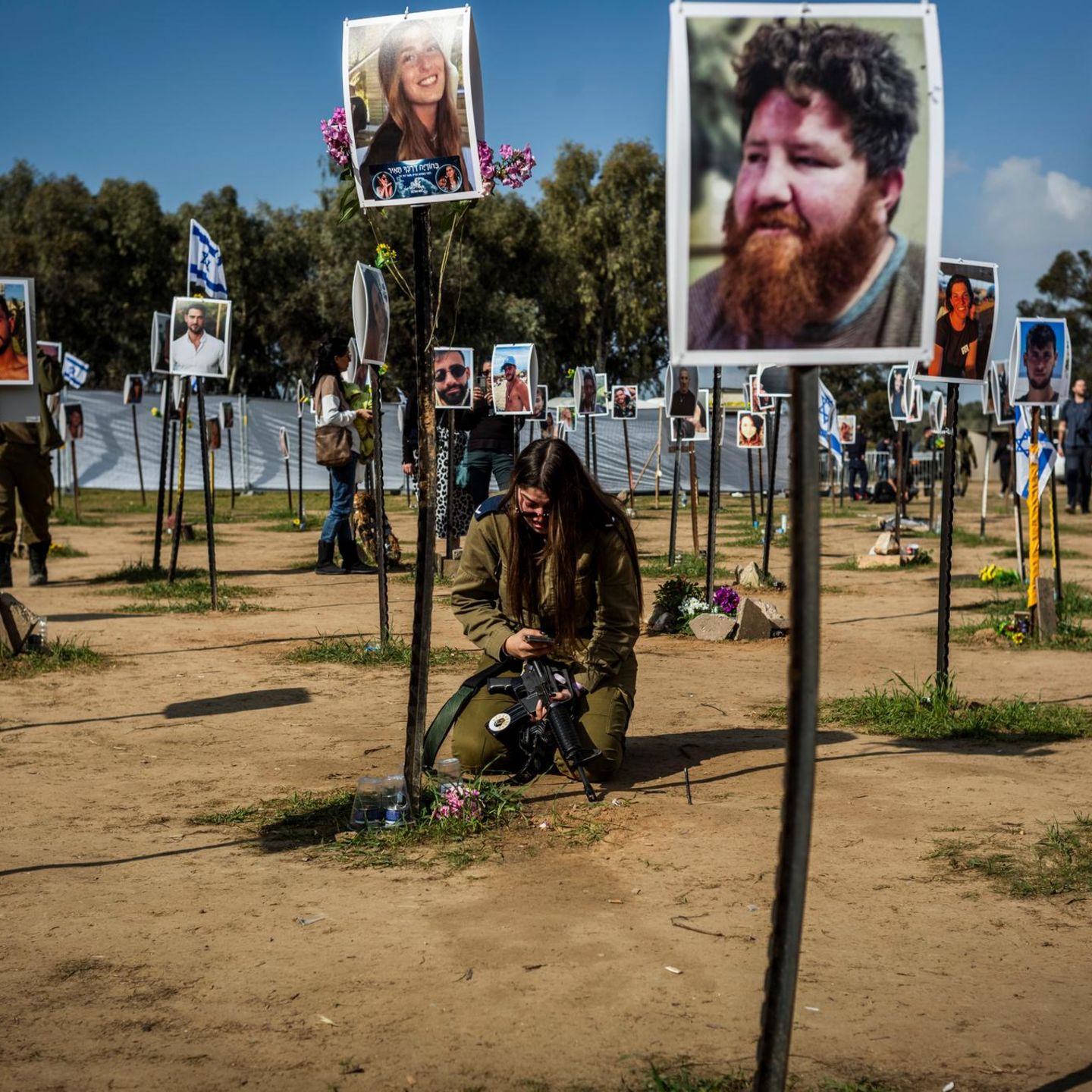 Trauernde mit Bilder der Opfer des Hamas-Angriffs