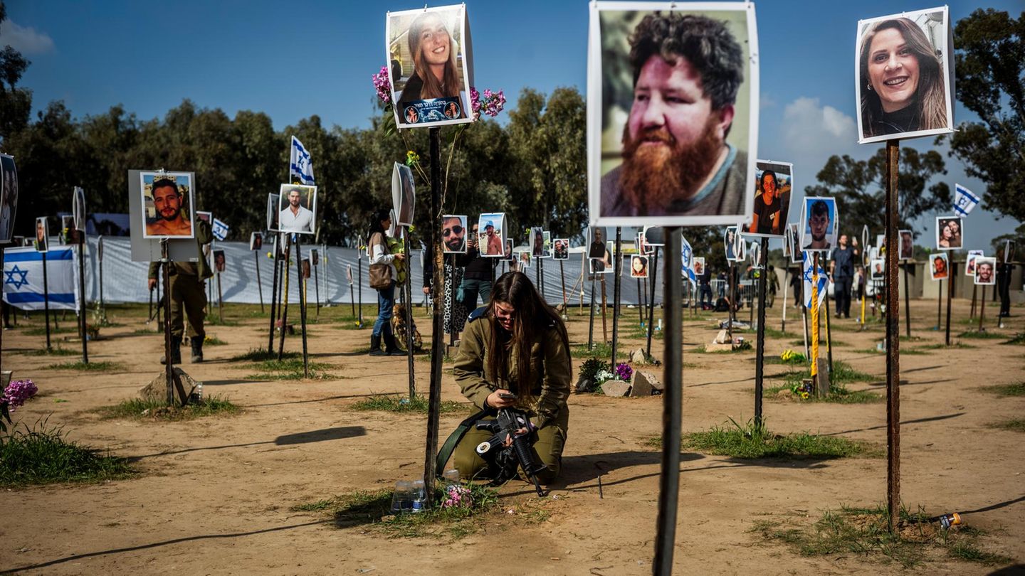 Trauernde mit Bilder der Opfer des Hamas-Angriffs