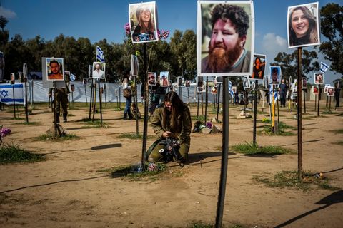 Trauernde mit Bilder der Opfer des Hamas-Angriffs