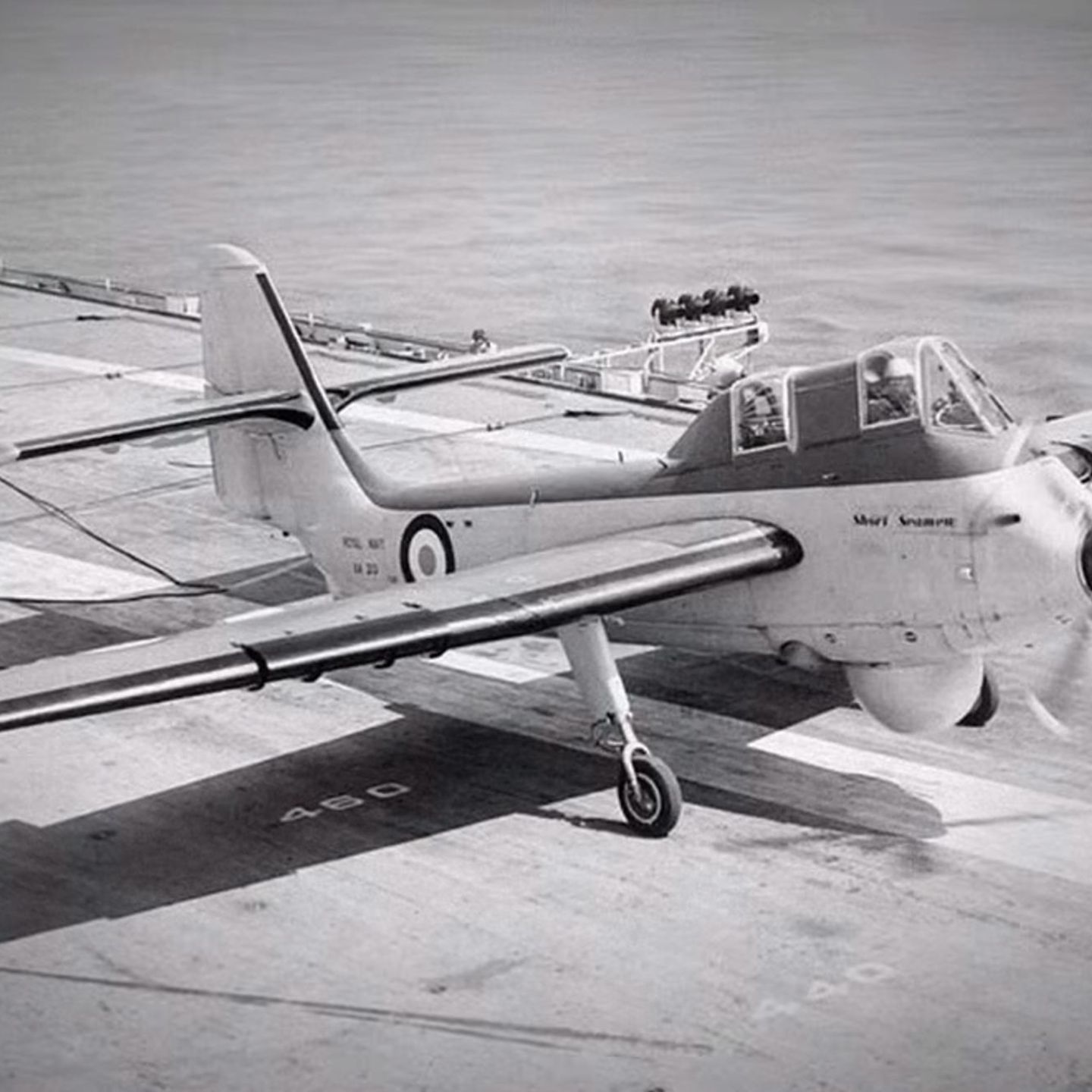 Eine Short „Seamew“ kurz nach der Landung auf einem Flugzeugträger