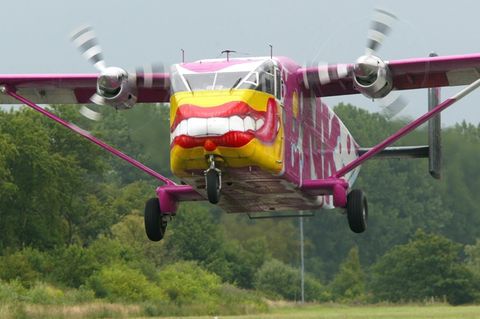 Eine bunt bemalte „Skyvan“ hebt ab