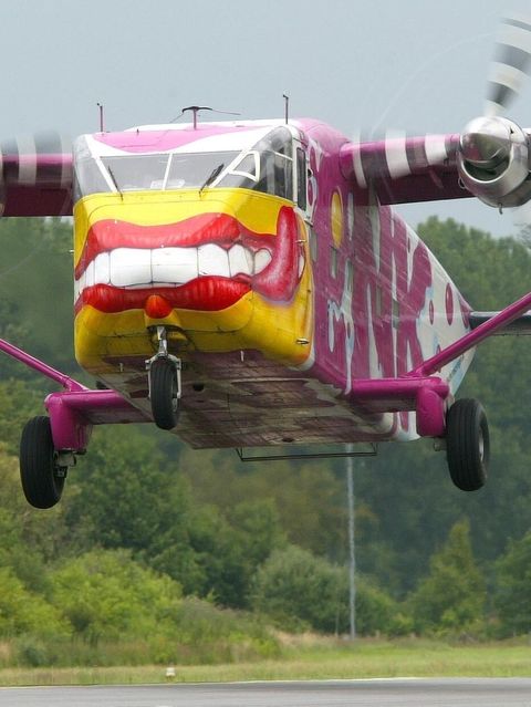 Eine bunt bemalte „Skyvan“ hebt ab