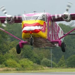 Eine bunt bemalte „Skyvan“ hebt ab