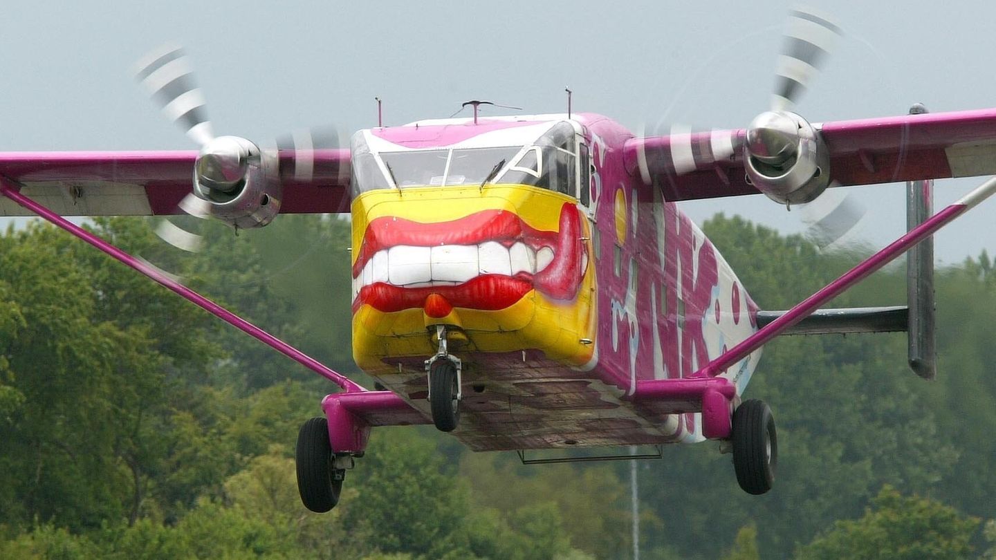 Eine bunt bemalte „Skyvan“ hebt ab