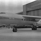 Eine schwarzweiß Bild der „Baade 152“  vor einem Hangar