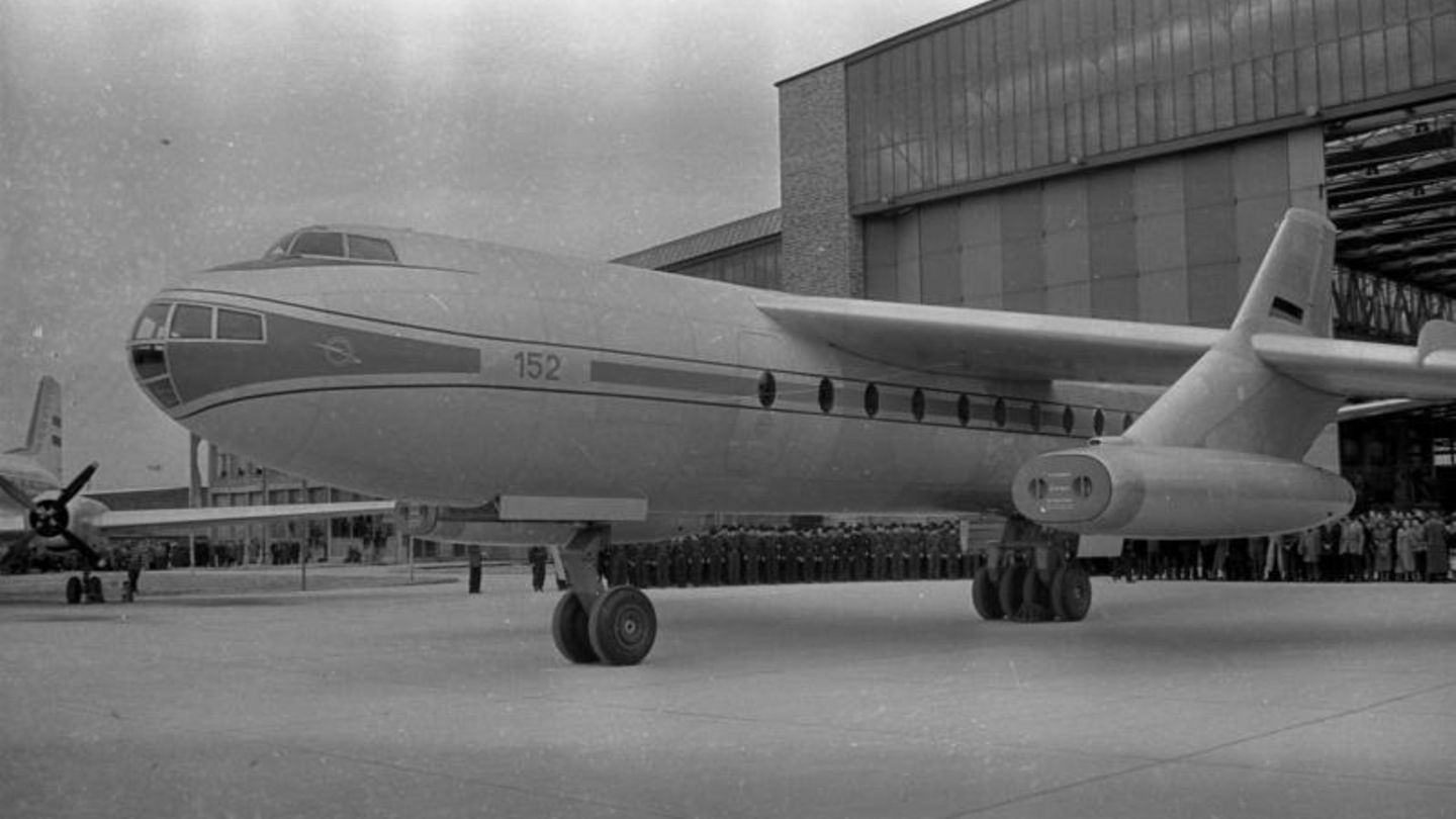 Eine schwarzweiß Bild der „Baade 152“  vor einem Hangar
