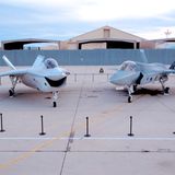 „Boeing X-32“ und eine „Lockheed Martin X-35“