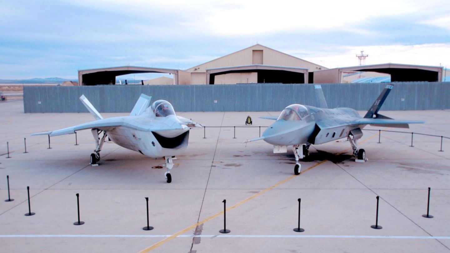 „Boeing X-32“ und eine „Lockheed Martin X-35“