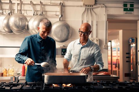 Hier lässt sich der Schauspieler Stanley Tucci (rechts) von Giuseppe Bertoleoni auf der Insel Tavolara vor Sardinien bekochen. T