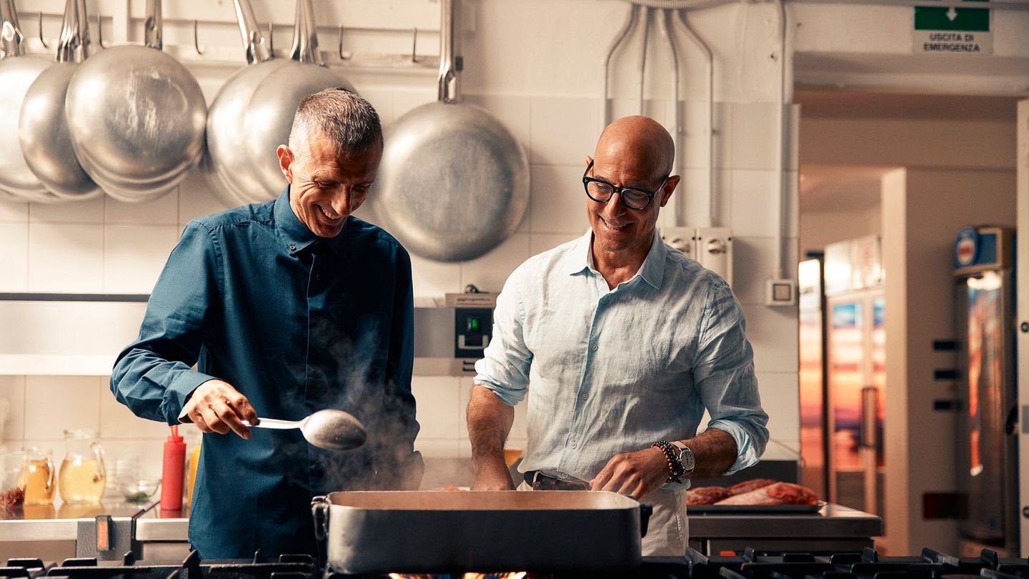Hier lässt sich der Schauspieler Stanley Tucci (rechts) von Giuseppe Bertoleoni auf der Insel Tavolara vor Sardinien bekochen. T