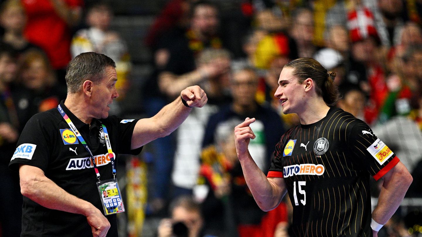 Handball-Nationaltrainer Alfred Gislason (l) und Juri Knorr werden ab dem 1. Juli von Opel unterstützt. (Archivbild) Foto: Tom W