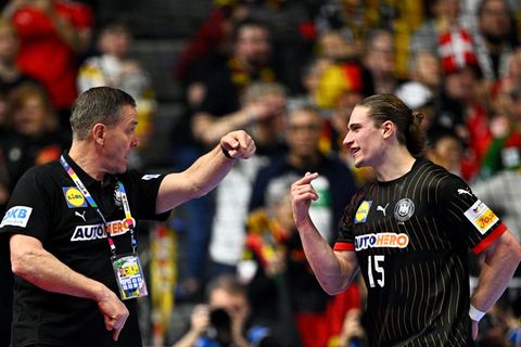 Handball-Nationaltrainer Alfred Gislason (l) und Juri Knorr werden ab dem 1. Juli von Opel unterstützt. (Archivbild) Foto: Tom W