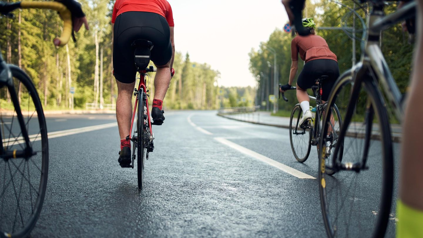 Eine Gruppe Rennradfahrer beim Training (Symbolbild)