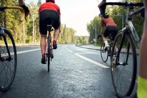 Eine Gruppe Rennradfahrer beim Training (Symbolbild)