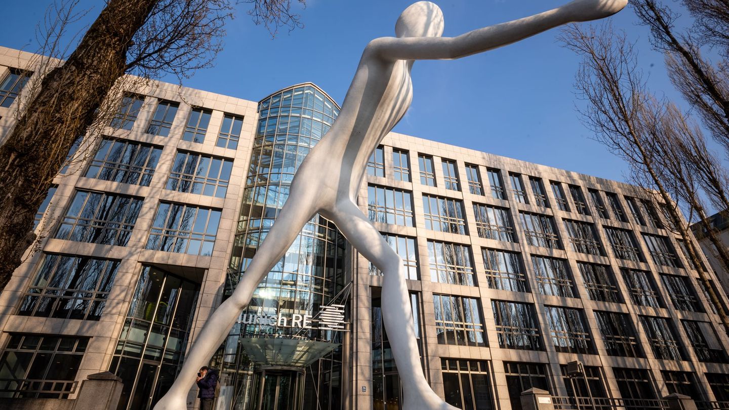 Die Skulptur "Walking Man" vor einem Verwaltungsgebäude der Munich Re. Für den Dax-Konzern liefen die Geschäfte im ersten Quarta