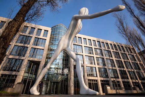 Die Skulptur "Walking Man" vor einem Verwaltungsgebäude der Munich Re. Für den Dax-Konzern liefen die Geschäfte im ersten Quarta