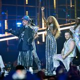 Boy George und Senhit stehen in glitzernden Outfits auf der Bühne