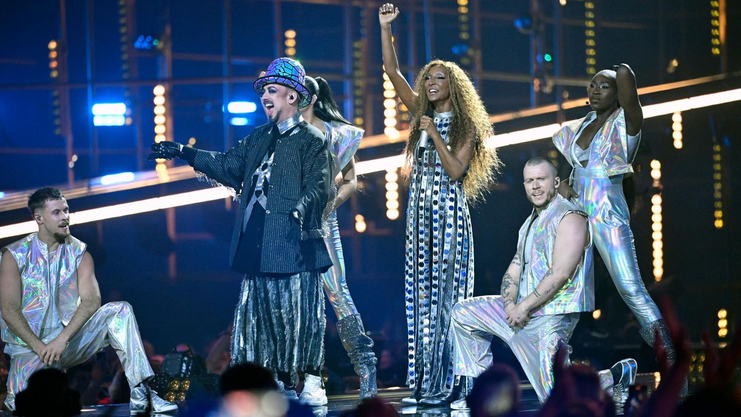 Boy George und Senhit stehen in glitzernden Outfits auf der Bühne