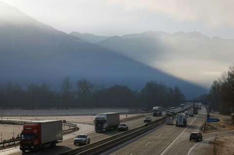 Lastwagen auf einer Autobahn in Bayern
