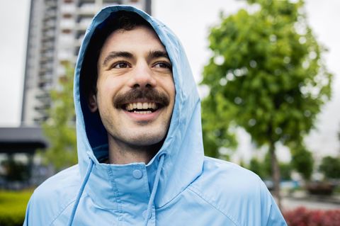 Deal News: Junger Erwachsener mit hellblauer Regenjacke