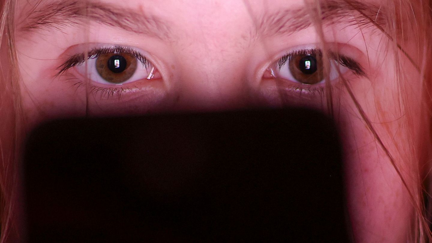 Altersgrenzen im Netz werden nach Angaben des Kinderschutzbundes in Bayern heute schon massenhaft umgangen. (Symbolbild) Foto: J