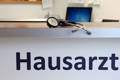 Die Zusammenarbeit zwischen Hausärzten und Facharztpraxen oder Kliniken macht Patienten einer neuen Umfrage zufolge oft Mühe. (S