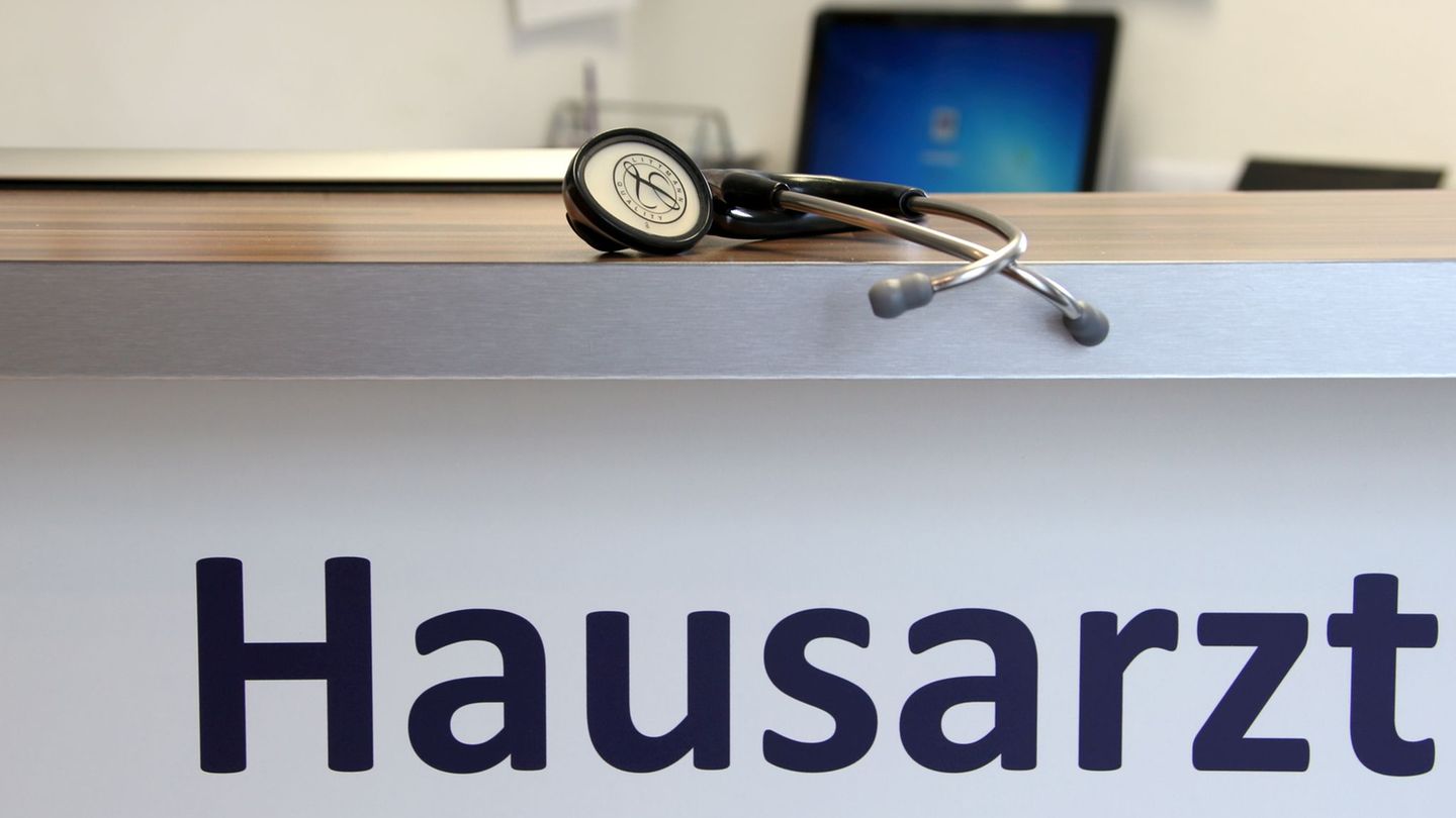 Die Zusammenarbeit zwischen Hausärzten und Facharztpraxen oder Kliniken macht Patienten einer neuen Umfrage zufolge oft Mühe. (S