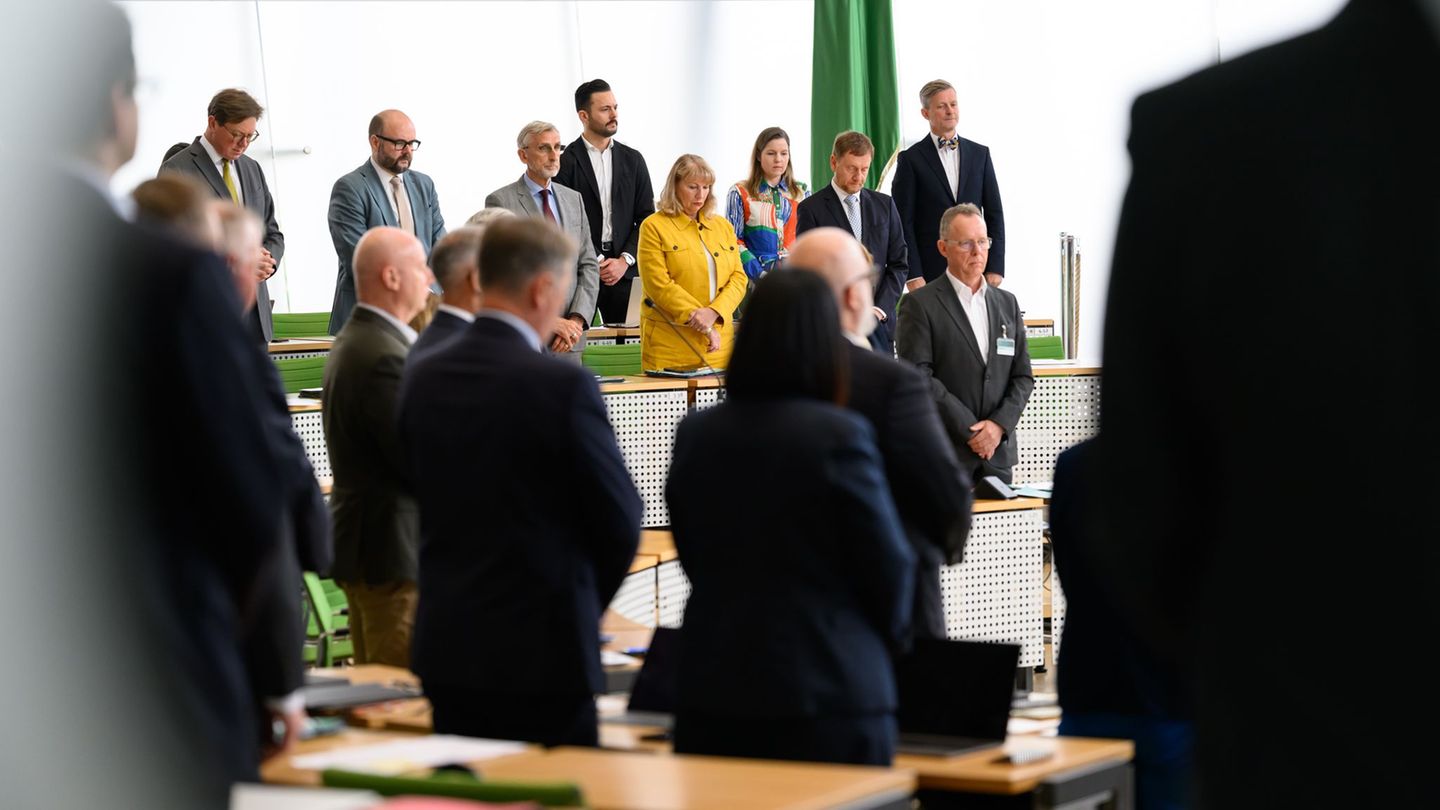 Der Sächsische Landtag hat eine Gedenkminute für die Opfer jüngster Gewalttaten in Leipzig und Neustadt eingelegt. Foto: Robert