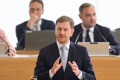 Sachsens Ministerpräsident Michael Kretschmer (CDU) hat die zunehmende Belastung der Kommunen durch Programme des Bundes kritisi