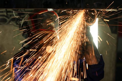 Maschinen- und Anlagenbauer in Ostdeutschland ringen um neue Aufträge. Die Bestellungen aus dem Ausland sind im ersten Quartal e