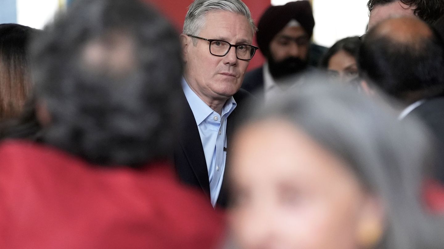 Im Abseits: Der britische Premierminister Starmer steht massiv unter Druck. Foto: Stefan Rousseau/PA Wire/dpa
