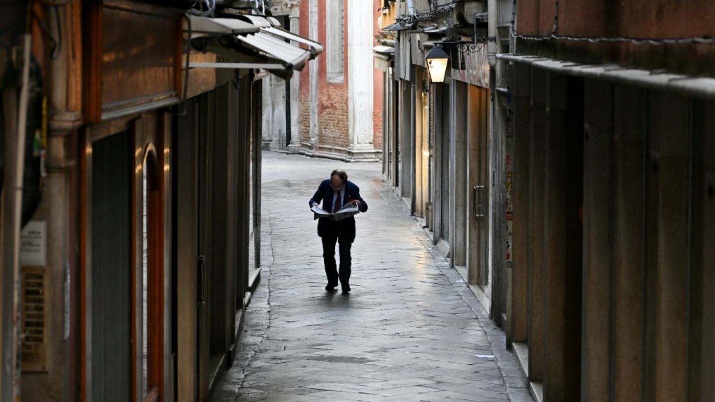 Zeitungsleser in Venedig