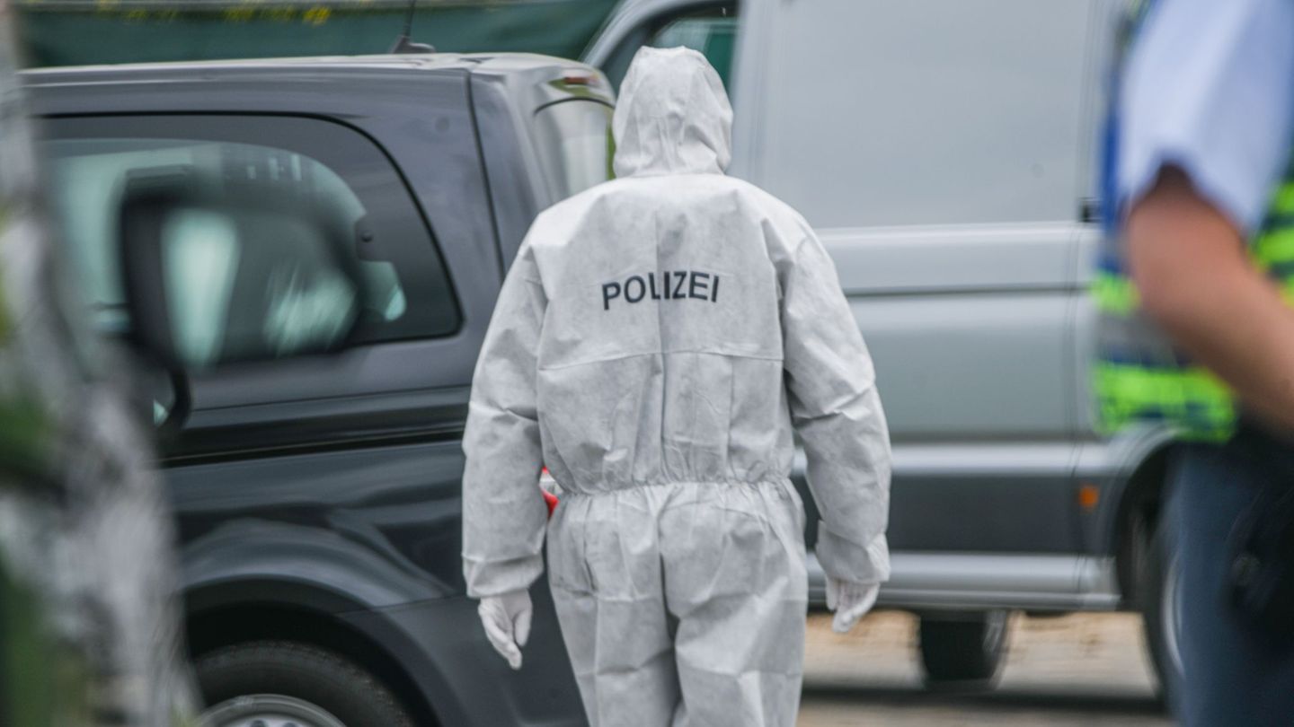 Die Polizei geht von einem Verbrechen aus. (Archivbild) Foto: Jason Tschepljakow/dpa