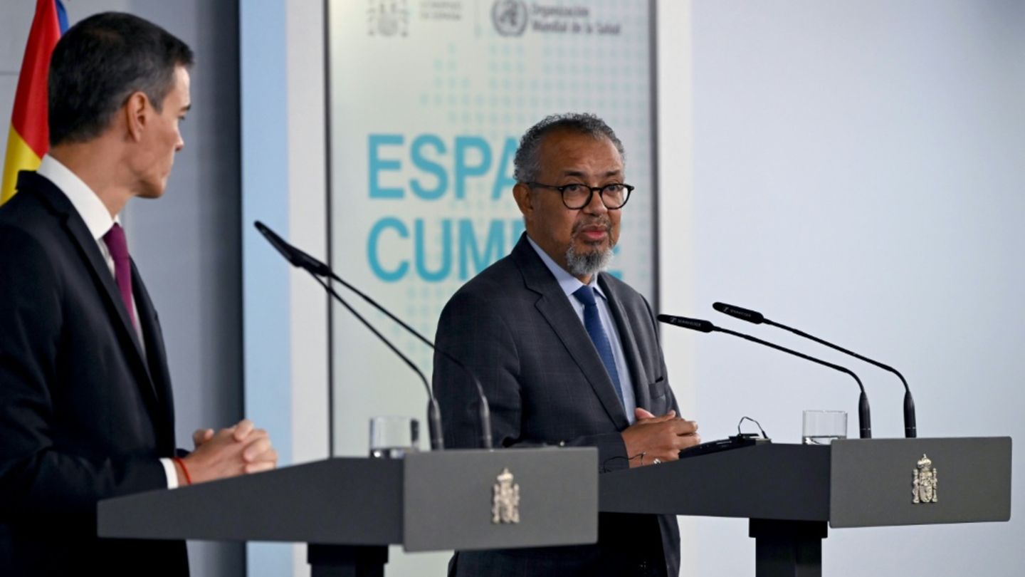 WHO-Chef Tedros (re.) bei der Pk. mit Spaniens Regierungschef