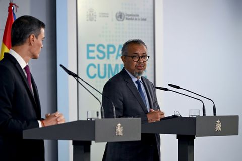 WHO-Chef Tedros (re.) bei der Pk. mit Spaniens Regierungschef